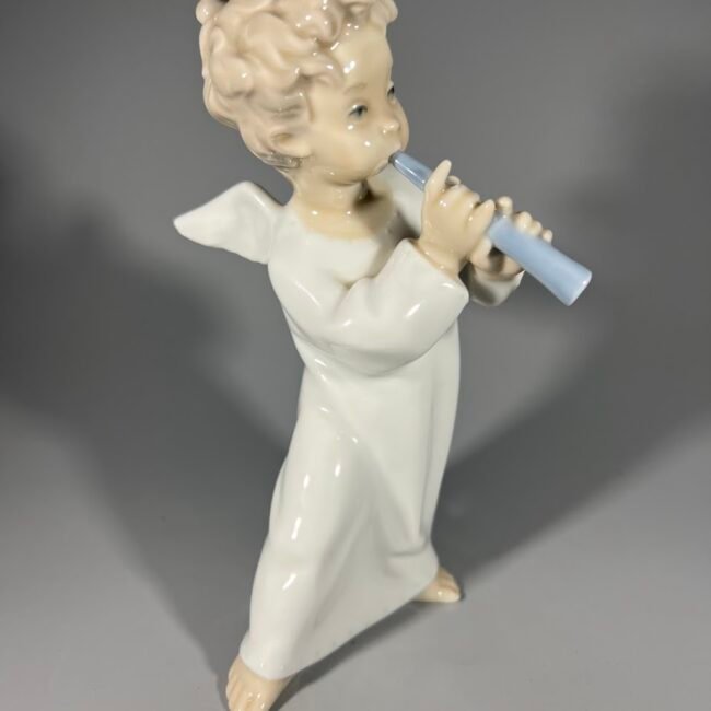 Statulele-angelas-su-fleita-lladro201.jpg
