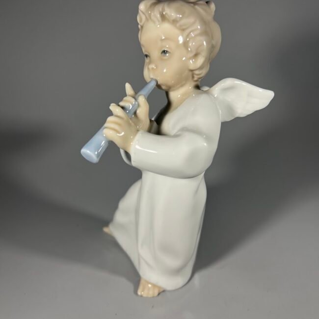 Statulele-angelas-su-fleita-lladro203.jpg