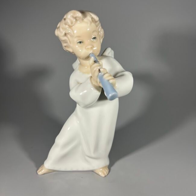 Statulele-angelas-su-fleita-lladro205.jpg