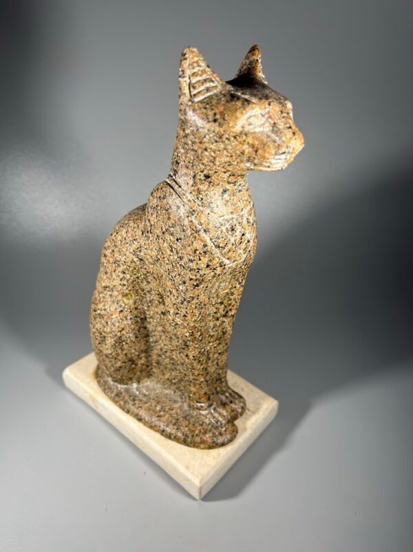 Statulėlė Egipto katė, akmeninė. Svoris 2,3 kg. Kaina 87