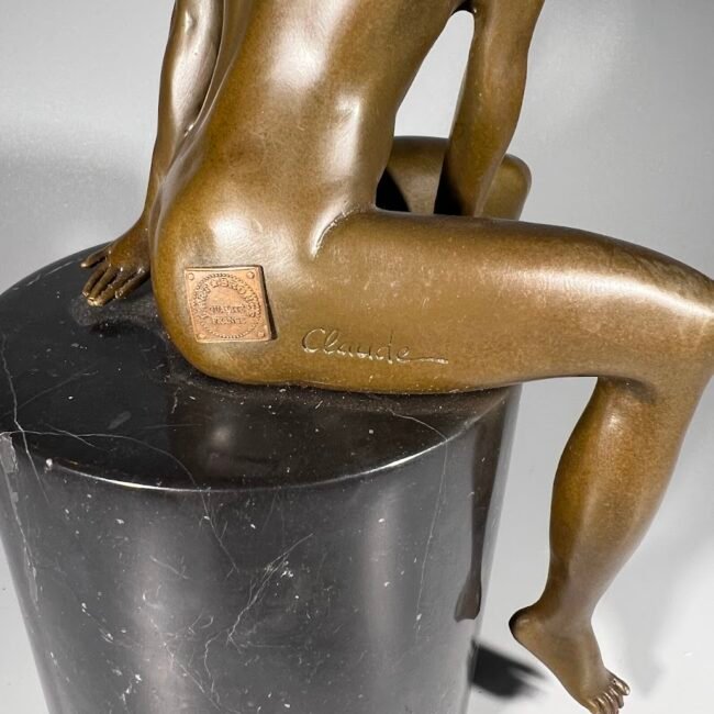 Statulele-erotine-mergina-sedi-bronzine205.jpg