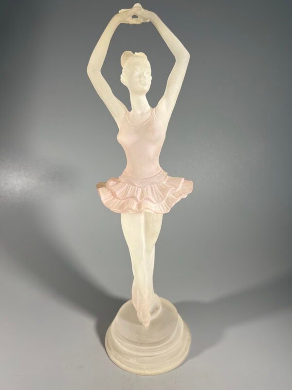 Statulėlė, figūrėlė Balerina, vaizduoja baleriną klasikinėje baleto pozoje, rankomis grakščiai ištiestomis virš galvos. Vokietija. Kaina 58