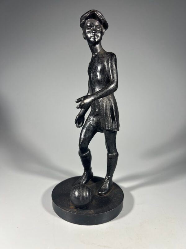 Statulėlė Jaunasis futbolininkas, futbolistas, ketaus, špižinis sovietinis, tarybinių laikų. Gamykla Kasli liejykla, Касли. 1977 m. Kaina 93