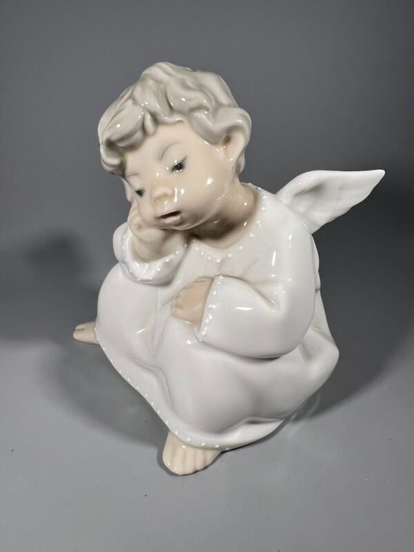 Statulėlė Mąstantis angelas. LLADRO. Glazūruotas porcelianas. Autorius Fulgencio Garcia. Ispanija. Kaina 53