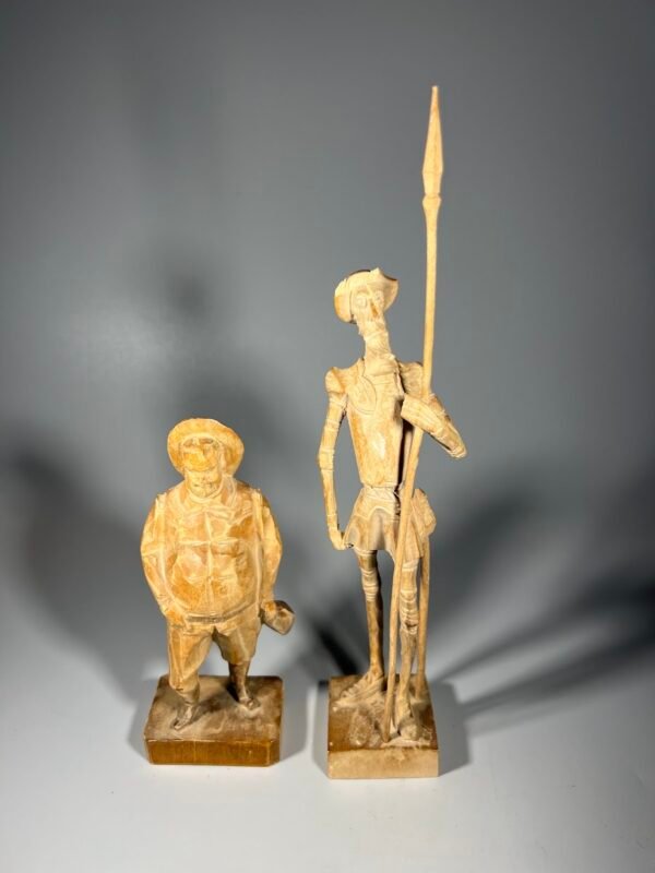 Statulėlės Don Kichotas ir Sančo Pansa, medinės, drožinėtos. Kaina 28 už abi.