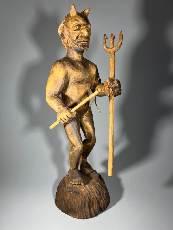 Statulėlė Velnias, su šakėm ir botagu, medinė, drožinėta, lietuviška. Kaina 188