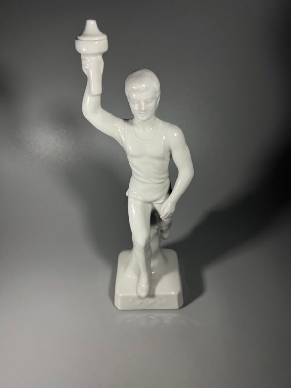 Statulėlė porcelianinė Olimpinės ugnies nešėjas. Originalus 1936 m. Berlyno olimpinių žaidynių suvenyras. Vokietijos Reichas. 2 vnt. Kaina po 63