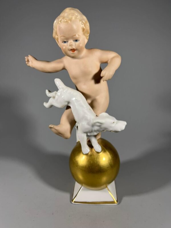 Statulėlė porcelianinė, antikvarinė Berniukas Putti su šunimi. Porceliano manufaktūra Gerold & Co, Bavaria, Vokietija. XX a. vid. 1949 m. Kaina 73