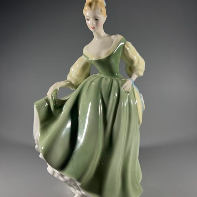 Statulele-porcelianine-Dama-Fair-lady201.jpg Statulele-porcelianine-Dama-Fair-lady201.jpg