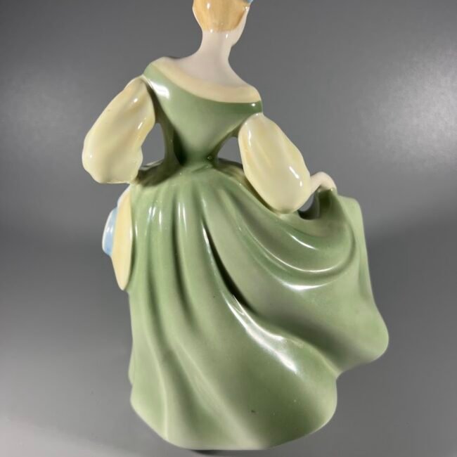 Statulele-porcelianine-Dama-Fair-lady202.jpg Statulele-porcelianine-Dama-Fair-lady202.jpg