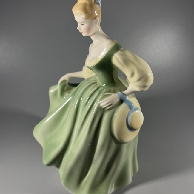 Statulele-porcelianine-Dama-Fair-lady203.jpg Statulele-porcelianine-Dama-Fair-lady203.jpg