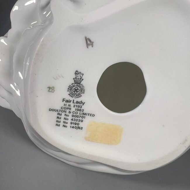 Statulele-porcelianine-Dama-Fair-lady205.jpg Statulele-porcelianine-Dama-Fair-lady205.jpg