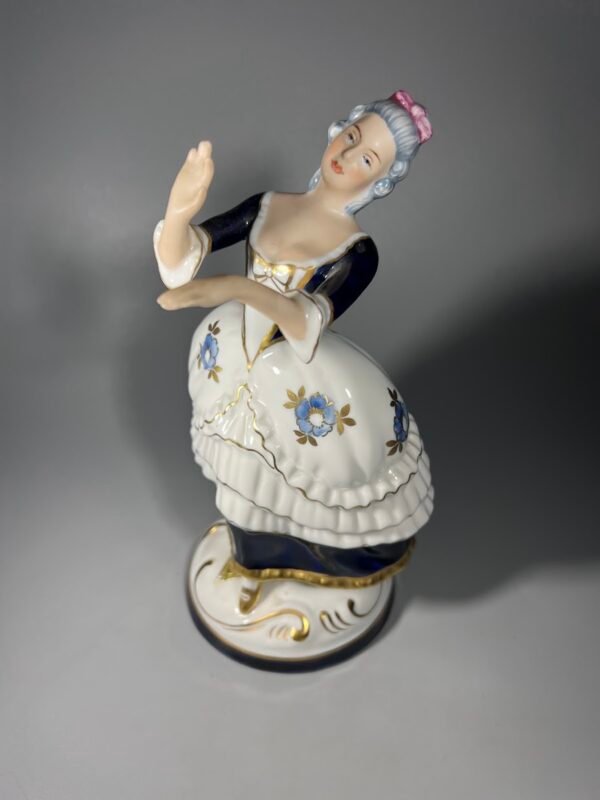 Statulėlė porcelianinė Royal Dux, Czechoslovakia, rokoko stiliaus figūrėlė, šokanti dama. Kaina 73