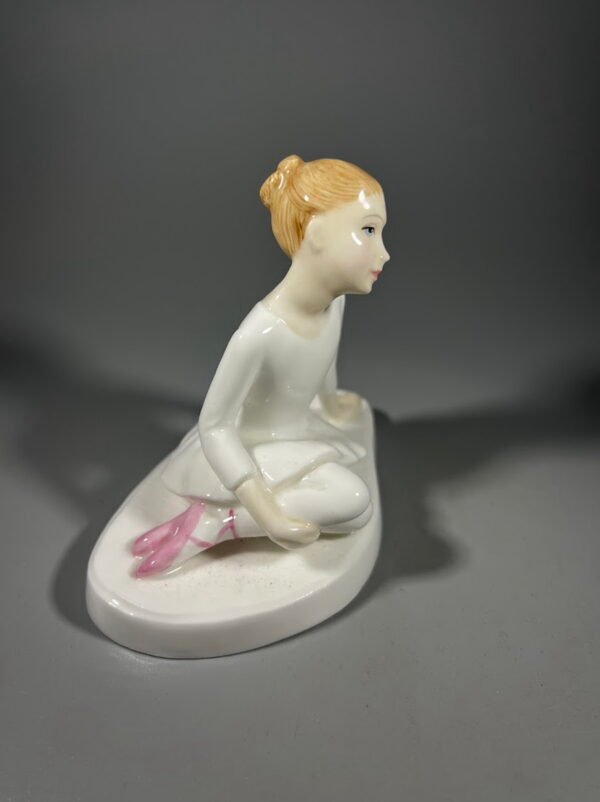 Statulėlė porcelianinė Balerina, jaunoji žvaigždė. Royal Doulton. Kūrėjas Alan Maslankowski, Anglija, 1997 m. Kaina 43