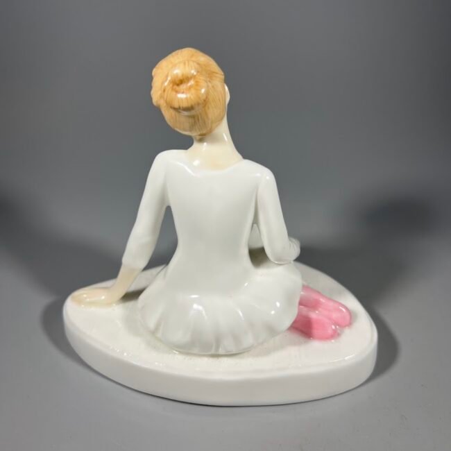 Statulele-porcelianine-jaunoji-balerina-royal-doulton205.jpg