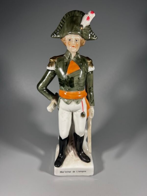 Statulėlė porcelianinė Prancūzijos Imperijos Napoleono armijos maršalo. Kaina 62