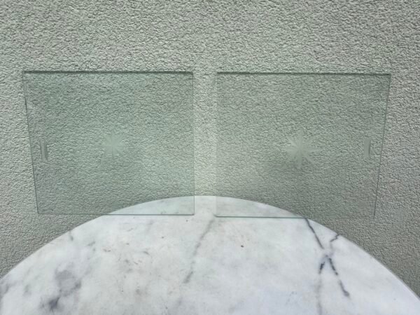 Stiklai originalūs, raižytu ornamentu centre nuo smetoniško, tarpukario bufeto, veidrodžio staliuko ar pan. 2 vnt. Kaina po 23