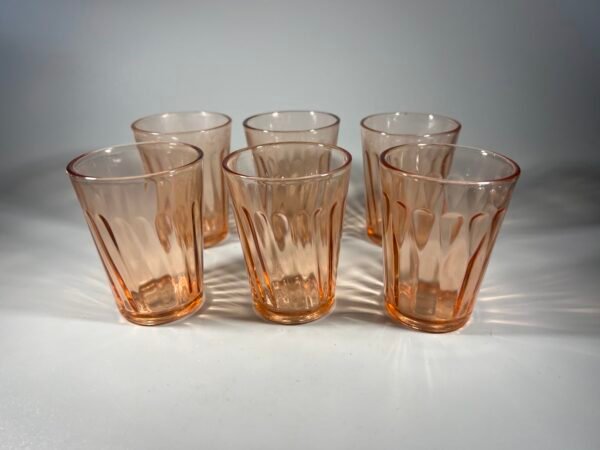 Stiklinė, stiklinės briaunuotos, rausvo stiklo sovietinės, tarybinių laikų. Talpa 110 ml. 6 vnt. Kaina po 8