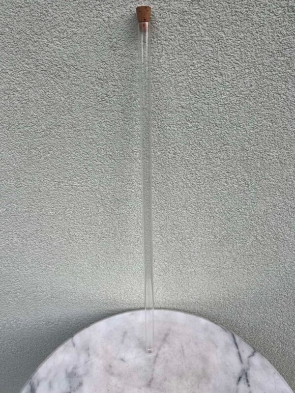 Menzūra stiklinė, ilgas mėgintuvėlis, stiklinė talpa, 67 cm. ilgio. Kaina 23