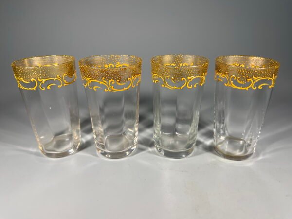 Stiklinės, stiklinaitės puoštos auksuota ornamentika, vintažinės. Talpa 70 ml. 4 vnt. Kaina po 8