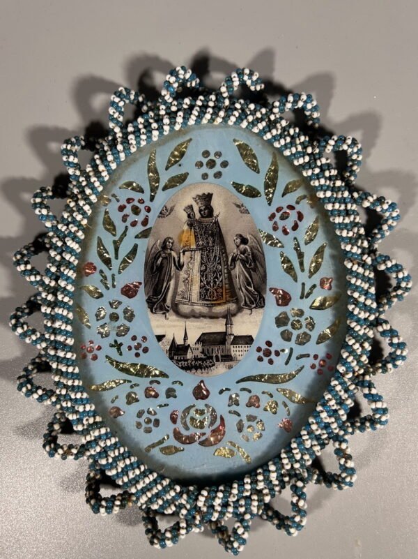 Religinis atvaizdas, abrozdas antikvarinis Dievo Motina stikliniame ir karoliukais puoštame rėmelyje. Kaina 22