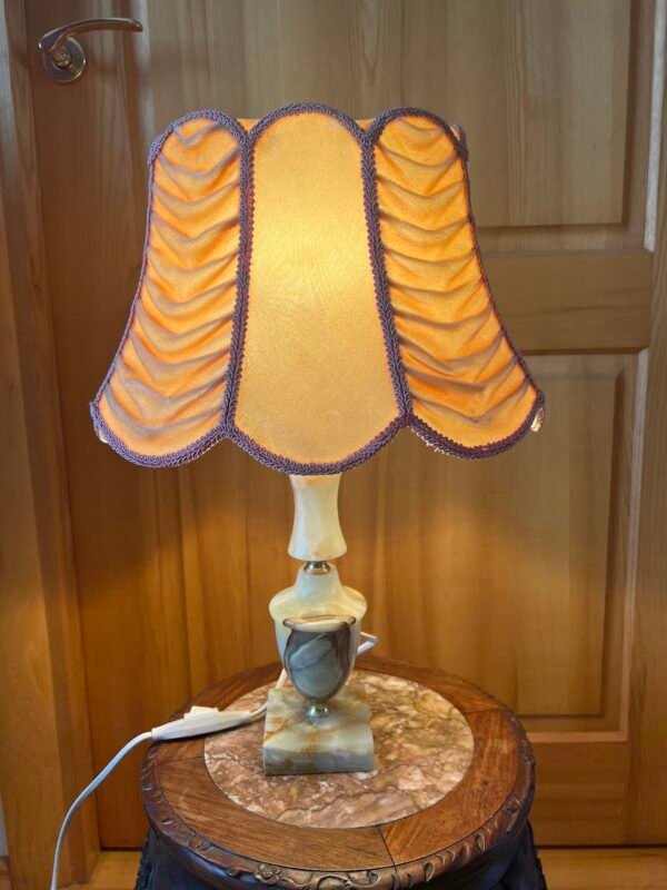 Šviestuvas pastatomas, stalinė lempa, onikso pagrindu, išskirtinio stiliaus. Kaina 48