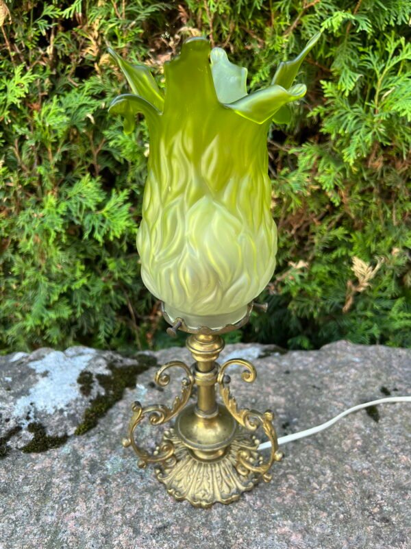 Šviestuvas antikvarinis stalinis, naktinis žiedo formos stiklu, bronziniu pagrindu. Veikianti. Kaina 157
