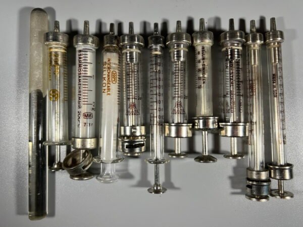 Švirkštai mediciniai, stikliniai, plonesni. Po 2 ir po 10 ml. LIKO 8 vnt. Kaina po 6