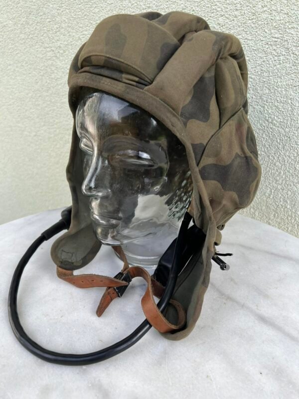 Tankisto kepurė, šalmas, kamufliažinis, originalus. Žieminis, su kailiu. Sovietinis, tarybinių laikų. Dydis 57-58. Kaina 88