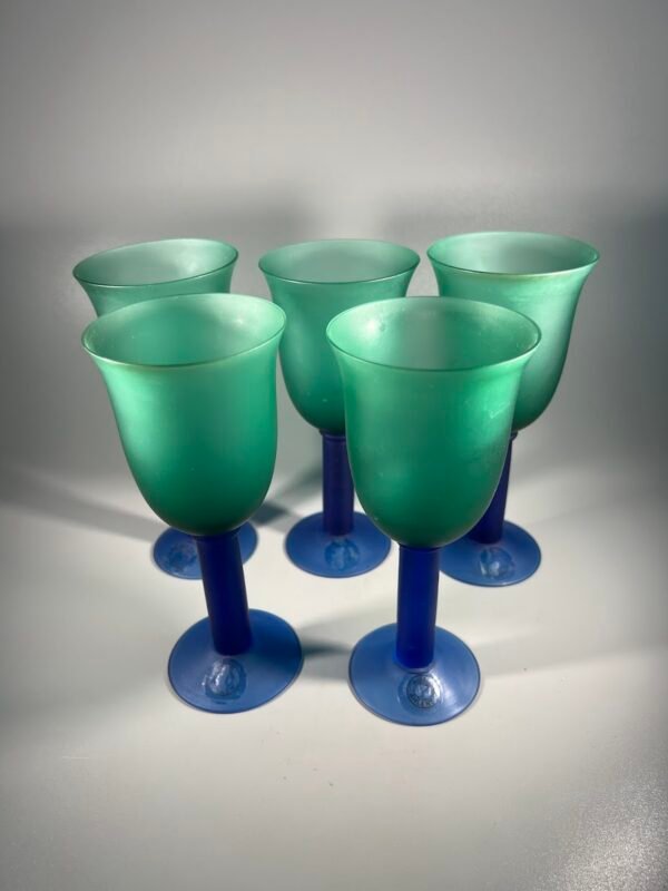 Taurė, taurės matinės žalios, kobalto mėlynos spalvos vynui, vandeniui, švediška, Munblåsta Glas, burna pūsto stiklo. 1980 m. 5 vnt. Kaina po 16