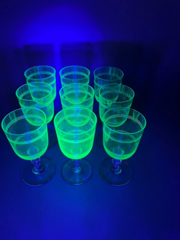 Taurės urano stiklo vyno ar vandens antikvarinės. Talpa 100 ml. 8 vnt. Kaina po 28