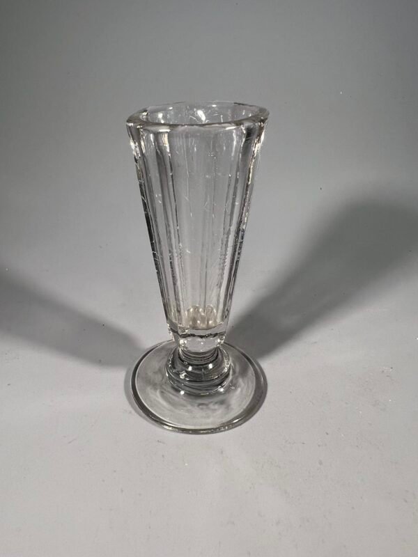 Taurelė, stikliukas, lafitnik, antikvarinis briaunuotas. Talpa 20 ml. Kaina 43