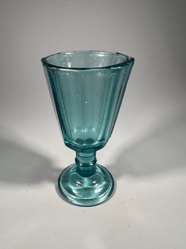 Taurelė, stikliukas, lafitnik mėlyno stiklo, antikvarinis. Talpa 35 ml. Kaina 53