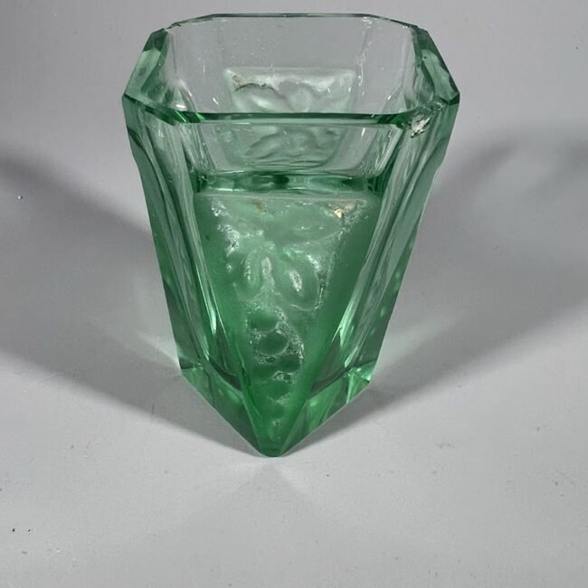 Taurele-art-deco-antikvar-zalio-stiklo202.jpg Taurele-art-deco-antikvar-zalio-stiklo202.jpg