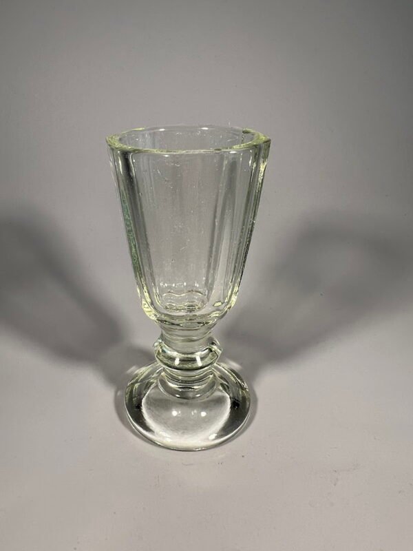 Taurelė, stikliukas, lafitnik, antikvarinis. Talpa 30 ml. Aukštis 9 cm. Kaina 42