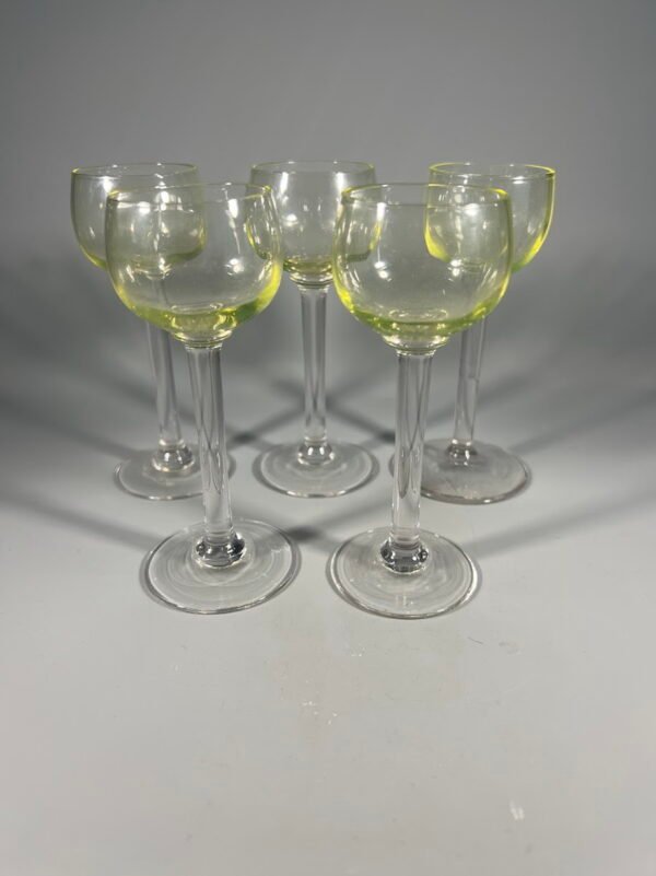 Taurelės, taurelė urano stiklo, ant kojelės, Art Deco stiliaus, antikvarinė, prancūziška. Talpa 40 ml. 5 vnt. Kaina po 18