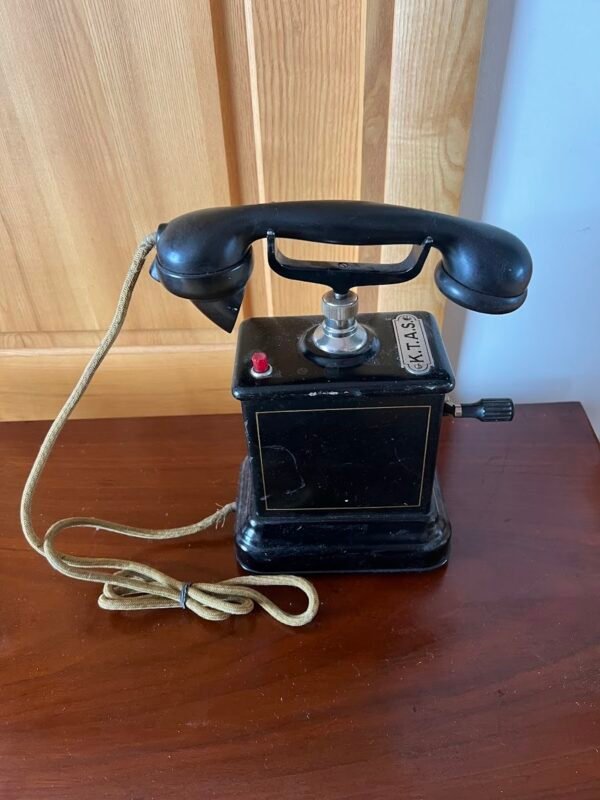 Telefonas K.T.A.S. (Kjøbenhavns Telefon Aktieselskab) antikvarinis, pagamintas Danijoje, metaliniu korpusu stalinis telefonas su rankenėle. 1920–1940 m. Kaina 118
