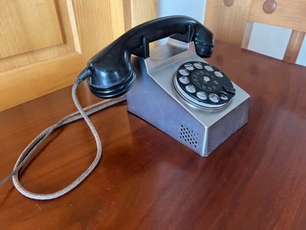 Telefonas metaliniu korpusu, Bauhaus stiliaus. Gamintojas H. Fuld & Co, Vokietija. 1926-1928 m. Kaina 178