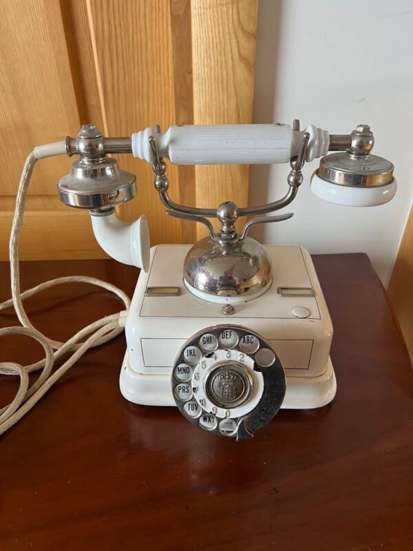 Telefonas KTAS (Kjøbenhavns Telefon Aktieselskab) antikvarinis, pagamintas Danijoje, sunkus. 1920-1950 m. Kaina 188