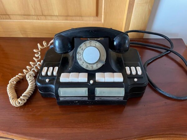 Telefonas-komutatorius (koncentratorius) KD-6 (rus. КД-6) sovietinis, tarybinių laikų direktoriaus telefonas. Kaina 56
