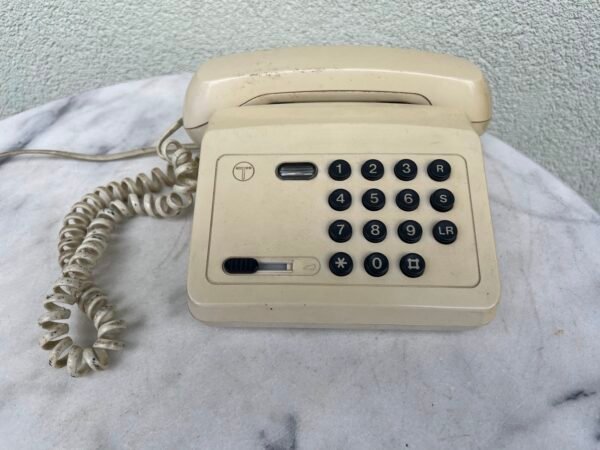 Telefonas vintažinis, mygtukinis, naudotas Lietuvoje apie 1990 m. Kaina 13