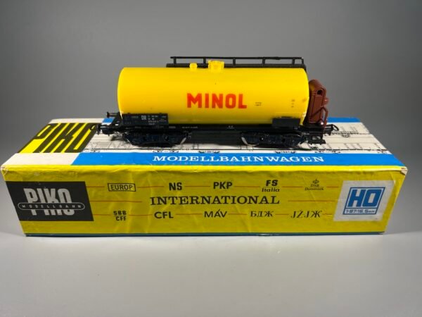 Vagonas PIKO su cisterna „Minol“, Piko 57713, mastelis H0 (1:87), vokiškas, pagamintas Rytų Vokietijoje (VDR). Nenaudotas. Kaina 38