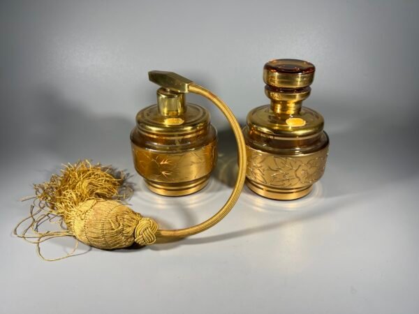 Rinkinys vintažinis, Art Deco stiliaus, bohemiško gintaro stiklo tualetinių reikmenų rinkinys. Bohemia Crystal. Made in Czechoslovakia. 1960-1970 m. Kaina 73 už abu.