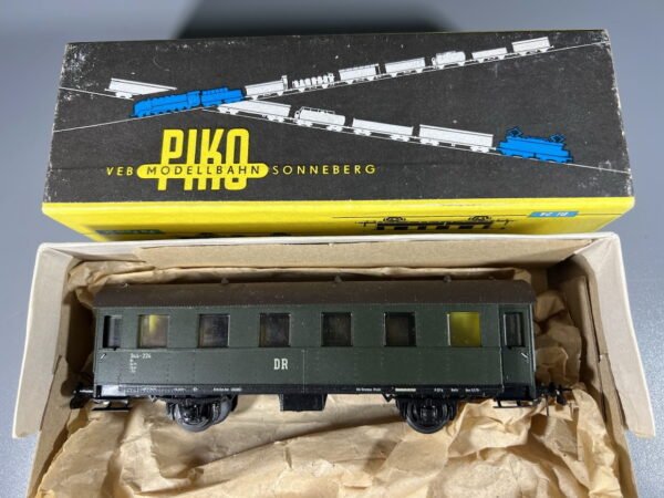 Vagonas keleivinis, PIKO MODELLBAHN, BI 33 DR 5 6517-010, mastelis H0 (1:87), vokiškas, pagamintas Rytų Vokietijoje (VDR). Nenaudotas. Kaina 32