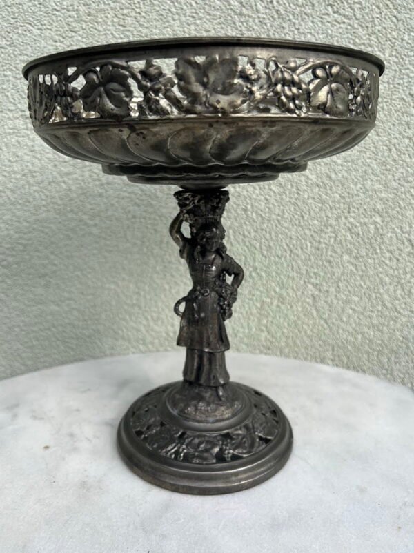 Vaisinė, saldaininė antikvarinė, moters figūros stovu, metalinė. Kaina 47