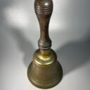 Varpas-mokyklinis-antikvarinis-su-20medine-rankena202.jpg