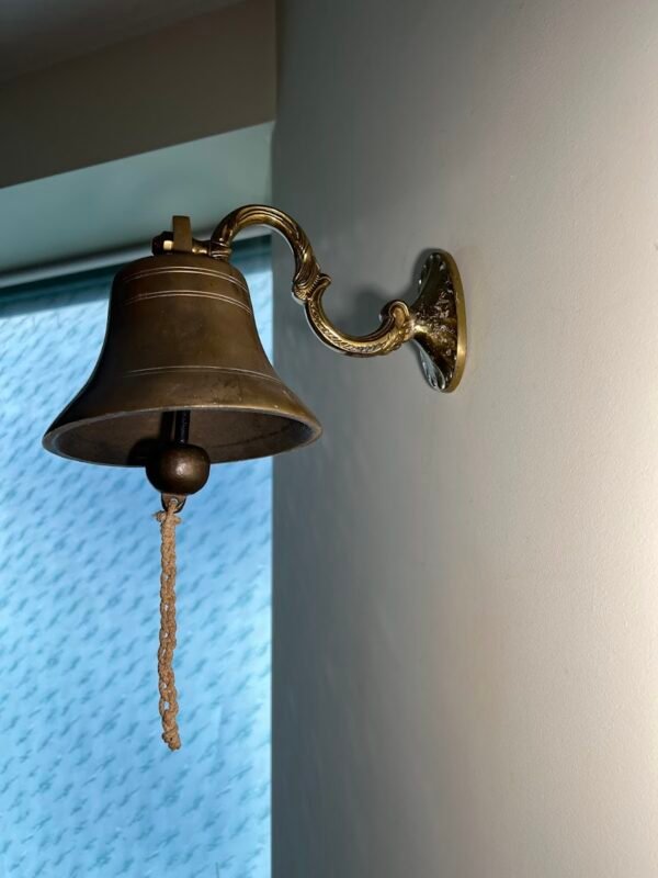 Varpas storasienis žalvarinis, laivo su pakabinimu. Kaina 178