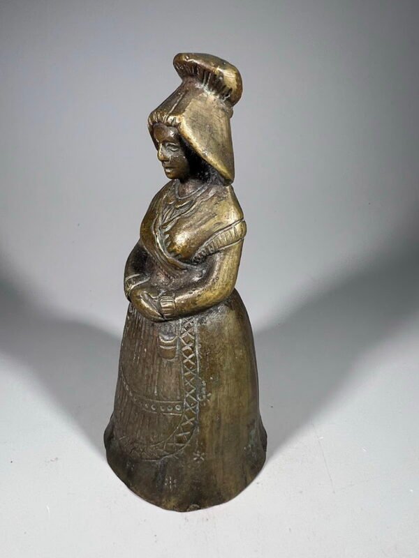 Varpelis bronzinis moters formos, antikvarinis, prancūziškas. Veikiantis. Kaina 43