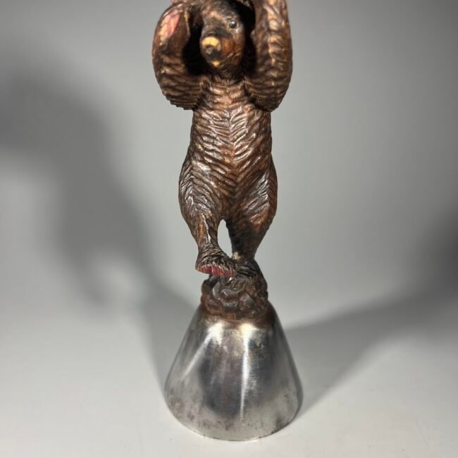 Varpelis-statulele-sokanti-meska-lokys-antikvarinis-193020m.201.jpg Varpelis-statulele-sokanti-meska-lokys-antikvarinis-193020m.201.jpg