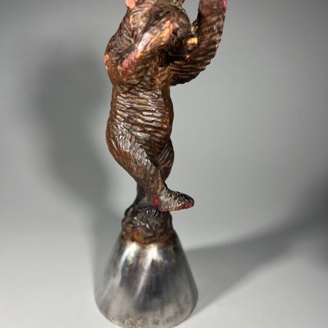 Varpelis-statulele-sokanti-meska-lokys-antikvarinis-193020m.203.jpg Varpelis-statulele-sokanti-meska-lokys-antikvarinis-193020m.203.jpg